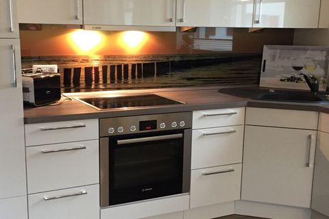 Unser Reetdachhaus ist eine Doppelhaushälfte für bis zu 6 Personen, die im Januar 2022 komplett renoviert wurde. Das großzügige Anwesen erstreckt sich über drei Etagen und verfügt über einen Wohnraum mit Terrassenzugang, drei Schlafzimmer, eine Infra...