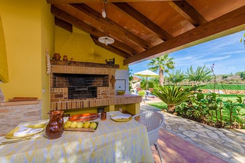 An authentic Mallorcan porch with a built-in barbecue will ensure unforgettable evenings enjoying a succulent dinner together with bottle of wine, while the second porch, at the front of the house, is the perfect place to have breakfast and relax on ...