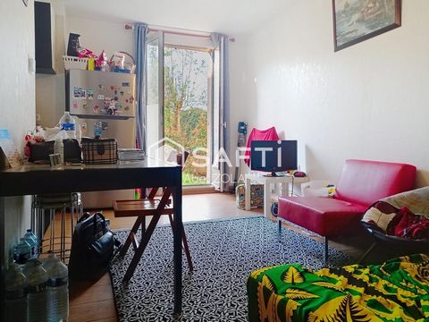 Appartement 2 pièces avec un séjour, une chambre, une cuisine, un WC, une cave et une place de stationnement.