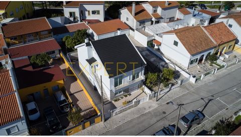 Moradia T4 localizada na tranquila e estratégica freguesia de Pinhal Novo (lado norte). Este imóvel oferece uma combinação única de conforto, funcionalidade e espaços de lazer, ideal para quem procura uma casa completa em termos de comodidade, qualid...