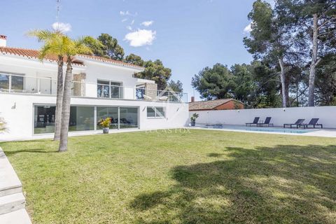 Lucas Fox se enorgullece de presentar una excelente propiedad. Vivir en Campolivar a apenas 10 minutos de todo es un lujo al alcance de pocos. Situada en la zona noble de la urbanización Campolivar y rodeada de pinos, esta gran propiedad se asienta e...