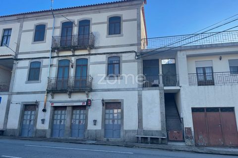 Identificação do imóvel: ZMPT575946 Moradia a poucos quilómetros de Gouveia, dividida em 3 pisos com entradas independentes. No rés-do-chão, existe uma garagem e um espaço comercial licenciado para um café. No primeiro andar, encontrará um apartament...
