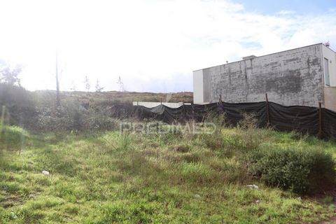 -Terreno para construção de moradia de dois pisos mais cave. -Terreno com 336m -7,5m de frente. -Projeto aprovado  -Excelente localização,acessos e exposição solar. -Localizado a 2m da estrada nacional Braga/Barcelos. -10m de Braga e 15 de Barcelos. ...