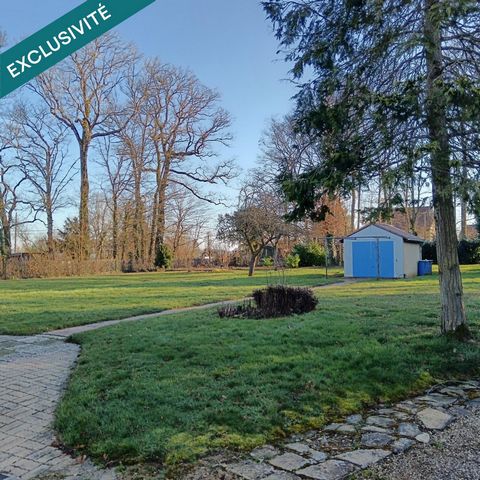 À MIRECOURT ! Dans un quartier calme et cadre champêtre, cette maison 120 m² – 6 pièces offre 3 chambres, 2 salles de bain, terrasse plein sud de 30 m2 garage 50 m², cave superbe et jardin 2200 m². Deux accès indépendants pour plus de po...