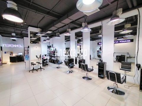 1703085 Продается перспективное коммерческое помещение в престижной части г. Мурино! В данный момент помещение занимает салон красоты. Планировка позволяет разместить здесь как объект сферы услуг, так и офис или же торговую точку. Площадь помещения: ...