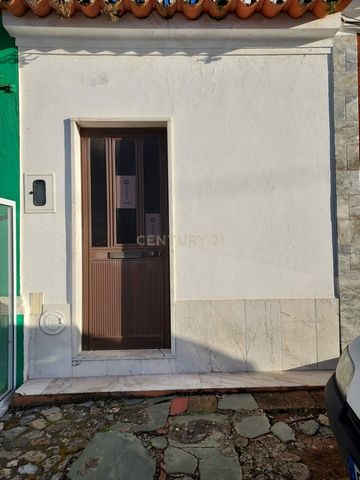 Localizada no alto Alentejo, concelho de Estremoz, esta acolhedora moradia no centro dos Arcos é a casa ideal para as suas férias ou mesmo para primeira habitação. A casa é pequena e acolhedora, à entrada conta com uma sala/cozinha, depois tem mais u...