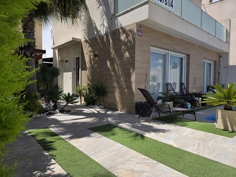 Descubre esta impresionante villa seminueva ubicada en el corazón del encantador pueblo de Pilar de la Horadada, a solo 1500 metros del mar playa de la Torre Horadada Playa de las Higuericas. Este elegante hogar cuenta con una amplia superficie const...