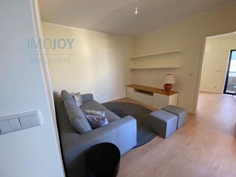 Apartamento T1+1 totalmente renovado e com excelente exposição solar ao lado da Casa da Música. O apartamento fica num segundo andar de um prédio com elevador e é constituído por um hall de entrada, uma cozinha em open space, um quarto interior, uma ...