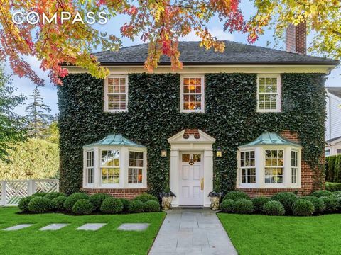 Situated just steps from Market Square, this designer-owned home is an exquisite and rare find, perfectly serving as a pied-a-terre or a full time home! Meticulously renovated and designed for simplicity and ease of maintenance, this home offers 4000...