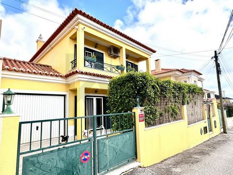 Excelente moradia T4 localizada numa zona muito calma em Caparide, a 5 minutos do centro da Parede. Inserido num lote com 288m2 , esta moradia possui 160 m2 distribuídos da seguinte forma Piso térreo com hall de entrada, casa de banho, sala de estar ...