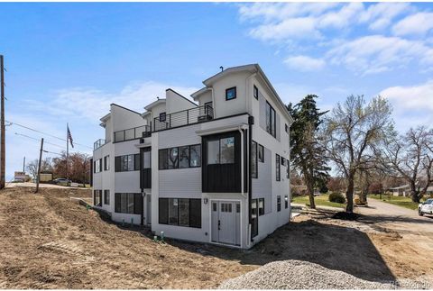 3 unit New Construction Contemporary 3-Story 3 bedroom/2.2 bath townhomes with roof-top deck. These are thoughtfully designed with open-concept layouts, high-end finishes, and attached garage, catering to your comfort and convenience. This 3-unit tow...
