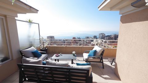En exclusivité - A 300 mètres de la principauté de Monaco - Produit rare - 4 pièces en dernier étage de 83 m 2 - Séjour salle à manger, 3 chambres, 1 salle de bains, 1 salle de douche - Ascenseur direct appartement - Climatisation - Grande terrasse d...