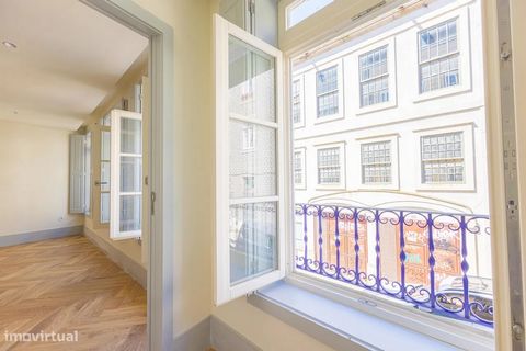Localizado numa das zonas mais emblemáticas da cidade, este apartamento situa-se na Rua da Alegria, em plena Baixa do Porto — a poucos passos da prestigiada Rua de Santa Catarina e da zona histórica do Bolhão. Um verdadeiro refúgio urbano, onde o cha...