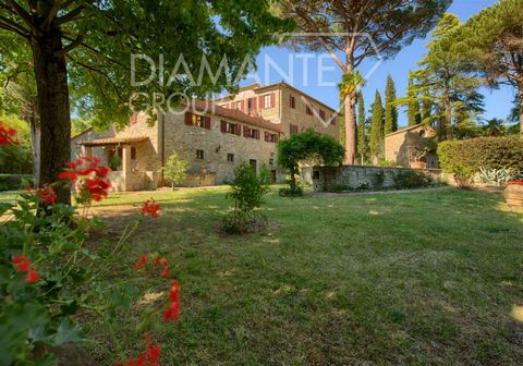 CORTONA, Loc. Montanare (AR): Charming real estate complex of approximately 980 sqm, rich in history and character, composed of a main building — a true historic manor villa — an additional structure currently divided into three tourist rental apartm...