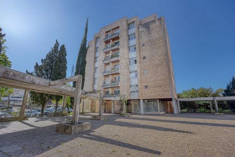 Apartamento T2+1 situado a 1 minuto do centro da Maia, com localização privilegiada, próximo de todos os serviços, comércio e transportes. Dispõe de áreas amplas, excelente exposição solar e divisão extra com potencial para escritório ou arrumação . ...