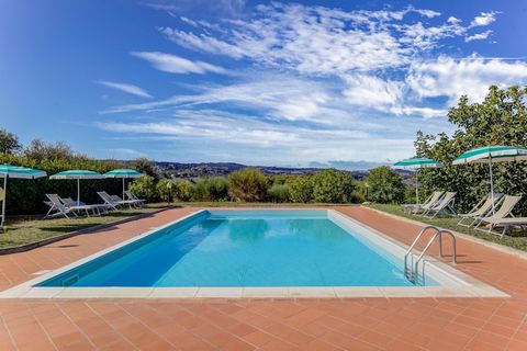 Questo raffinato appartamento in stile toscano fa parte di una casa colonica sulle colline del Chianti. È possibile utilizzare la piscina in comune e la casa vacanze ospita comodamente le famiglie, La sistemazione si trova nel comune di Gambassi Term...