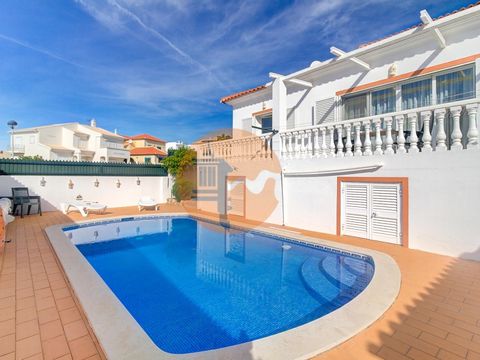 Fantástica moradia V4 com parqueamento, jardim piscina e zona BBQ em Altura. Moradia com 2 pisos . Rés do chão com hall de entrada, Cozinha, 3 quartos (1 deles a ser utilizado como escritório) 2 wc e sala de estar com Lareira. No primeiro andar suite...