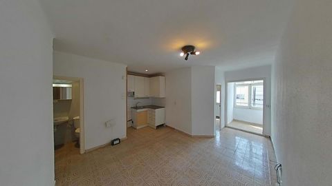 NO COBRAMOS COMISIÓN DE INTERMEDIACIÓN AL COMPRADOR Excelente oportunidad de adquirir en propiedad esta vivienda distribuida en tres amplias habitaciones, salón con cocina integrada, y 1 baño. Se encuentra ubicada en la localidad de Badalona, provinc...
