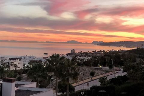 Este acogedor apartamento en Casares en Urbanización Camarate Golf, con piscina comunitaria y pista de pádel tiene un maravilloso jardín privado donde relajarse bajo el sol o disfrutar de una sesión de lectura. La casa es ideal para unas vacaciones c...