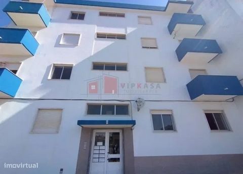 Apartamento de 3 assoalhadas, situado na Vila da Ericeira  Consultor Responsável: Francisco Machado 5 min a pé das praias Bem servido de transportes, comércio local e restauração nas proximidades e rápido acesso à Auto-Estrada A8. R/C com boa exposiç...