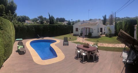 Villa con piscina a pocos minutos de la playa el Arenal en Jávea. Extra: Limpieza salida y lavandería = € 140 Fianza: € 500 ¡Consulte disponibilidad!
