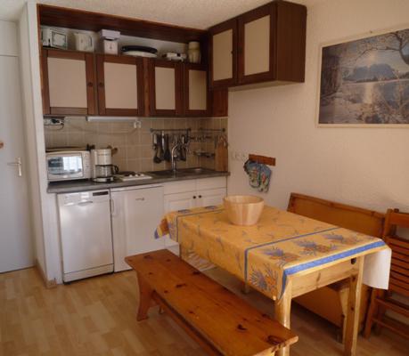 Residence Les Sétives is located Rue du Coin, in the very heart of Aussois resort, close to the shops and about 200 meters from the ski lifts? It has 5 entrances and 3 floors. You'll find a common outdoor carpark in front of the residence. N°2-D2 on ...