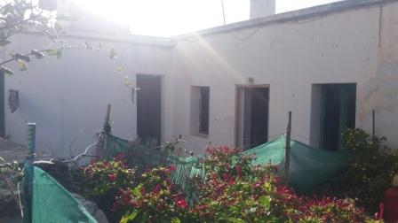 Tourloti Traditional stone house with courtyard in Tourloti. The house is located on a plot of 140m2. The house is 80m2. It consists of a living room with fire place, a kitchen, 2 bedrooms, 1 bathroom, a corridor and a large courtyard. It is in need ...