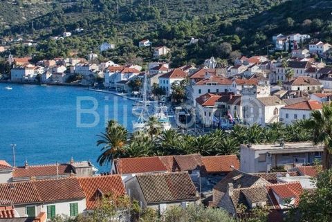 Semi-detached house in the center of Vis, 50 m from the sea, 150 m from the ferry port.The house consists of 4 floors, a total of 250 m2:ground floor of 63 m2 which was in business function - the future owner can arrange it as residential or leave it...