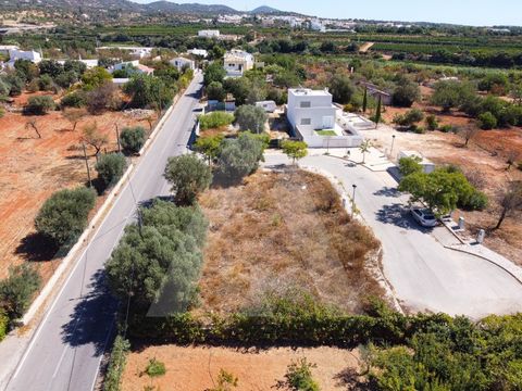 Urban land in Estoi, with project for the construction of a detached house with swimming pool. The land has a gross construction area of 384 m2, and consists of two floors. It is inserted in a great location, a few minutes from the center, in a very ...