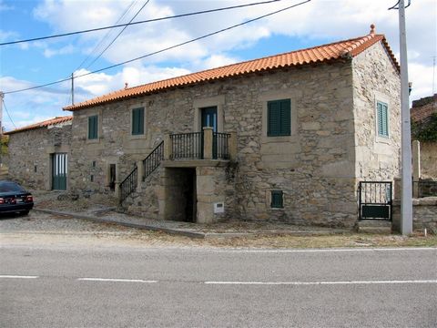 Rustykalny dom w rekonstrukcji, z 2 piętrami, podwórkiem i grillem. Ekspozycja na słońce w kierunku południowym i zachodnim. Położony w Genísio, wiosce 15 minut od miasta Miranda do Douro.