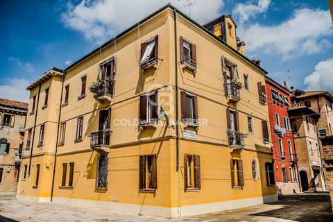 Venezia S. Elena apartment in context of the early 1900s. We offer for sale apartment located on the first floor of an early 20th century building in excellent maintenance conditions. The property consists of a large entrance hall, living room with k...