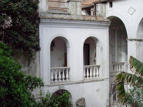Excellent Teano opportunity with possibility of possession in the preliminary round. Historic building dating back to the 16th century located in the historic center and is certainly one of the buildings of greatest interest in civil architecture. Da...