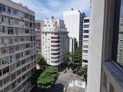 Duży apartament w Copacabana, Rio de Janeiro, Brazylia Jedyny w swoim rodzaju, zajmujący całe 10. piętro budynku Santa Luiza przy Sa Ferreira 63 w Copacabana i zaledwie około 300 metrów od wód Oceanu Atlantyckiego. O łącznej powierzchni 300 m2 (~ 323...