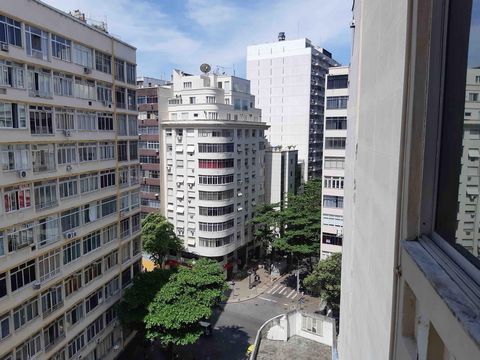 Grande appartamento in Copacabana, Rio de Janeiro, Brasile Unico nel suo genere, occupa l'intero 10 ° piano dell'edificio Santa Luiza a Sa Ferreira 63 a Copacabana ea soli 300 metri dalle acque dell'Oceano Atlantico. Con un totale di 300 m2 (~ 3230 f...