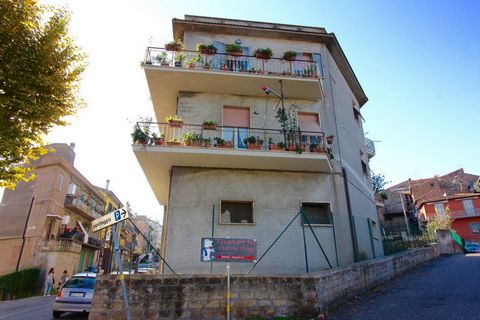 Vetralla, very central, we offer the sale of an apartment in good condition, extremely bright and with panoramic views of the village and the surrounding hills; The solution is 137 square meters cadastral and is located on the second and last floor o...