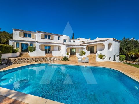 This splendid villa with Arabic features has been totally renovated inside, keeping the exterior with the traditional design of an Algarve villa, benefiting from large spaces both inside and outside, overlooking Faro and Ria Formosa and literally 5 m...