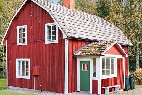 Justo al norte de la ciudad de Linköping y en el medio entre los lagos Roxen y Glan en una naturaleza magnífica se encuentra esta casa de campo bien conservada. Ramita de porche de bienvenida y pasillo que conduce a la cocina fina con todas las comod...