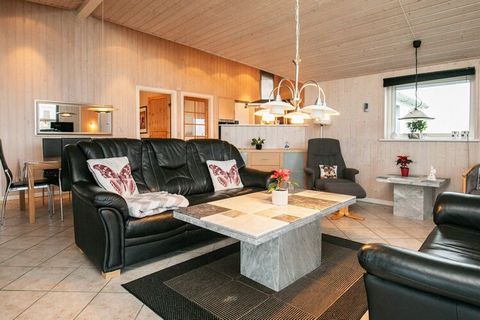 Geräumiges Ferienhaus mit Whirlpool und Sauna für erholsame Urlaubstage. Liegt auf einem 1.500 m2 großen Naturgrundstück mit Aussicht bis zur Küste von Ejsingholm, die Sie sowohl vom Haus als auch vom Grundstück aus bewundern können. Im Inneren offen...