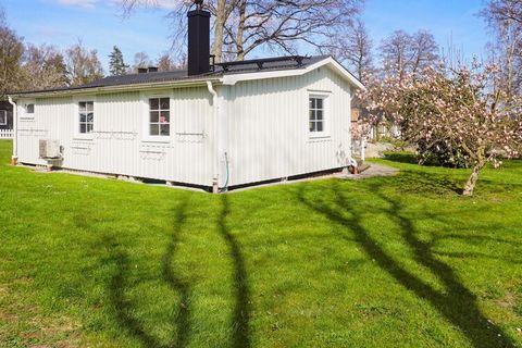 A newly renovated cottage with a perfect location in the lovely Pukavik. Close to the sea, you can sit on the large glazed terrace and enjoy the surroundings. The house has a living room with TV and stove as well as a kitchen with a dining area outsi...