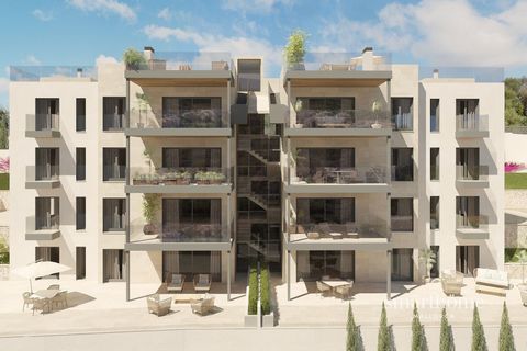 Spectaculair appartement van 173 m2 in het prestigieuze gebied van Santa Ponsa, te koop. De woning heeft 4 slaapkamers, 3 badkamers (2 van hen en suite), volledig uitgeruste keuken, terras van 18 m2, lift, gemeenschappelijke tuin, gemeenschappelijk z...