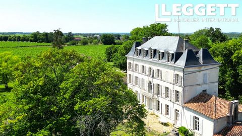 A22517MUC16 - Esta elegante propriedade familiar datada de 1850 está situada no coração da região de Grande Champagne, a 2 km de uma bonita aldeia com todas as comodidades. É composto por 16 quartos de 440 m2, um sótão de 104 m2, uma adega, um armazé...