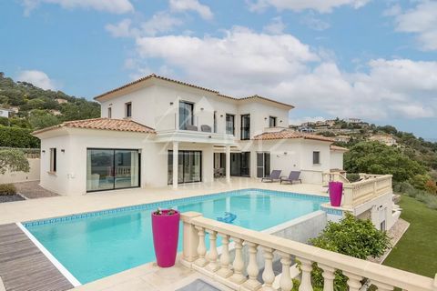 In the heart of a secure estate in Les Adrets-de-l'Éstérel. Very pleasant villa of around 211m2 with refined amenities, benefiting from maximum sunshine and panoramic sea views. On the ground floor, triple living room with kitchen of almost 100m2 ope...