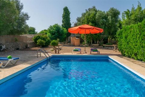 This house is an authentic oasis of peace and tranquility in the middle of the countryside. It has a capacity for 6 people. It has large exteriors to relax and a pool that invites you to cool off. It is located in the special village of Son Negre, ju...