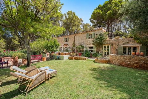 Country villa retreat with swimming pool and guest apartment in Andratx This charming hillside home occupies a generously sized plot and is offered for sale in Andratx, just a short walk from the traditional village centre of S´Arraco where you will ...