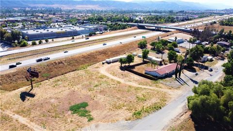 This flat 3.10 acres runs adjacent to the North bound 15 FRWY. The city of Murrieta is centrally located between Orange County, LA county and San Diego county making it an ideal location for development. Murrieta has impressive expansion in the works...