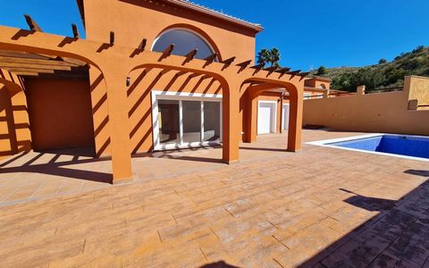 Villa for sale in Busot, Alicante, Costa Blanca Detached house consisting of a basement and ground floor, with a private plot of 809.19 m2. The basement, open plan with an area of 69.80 m2 and 82.34 m2 built. The ground floor measures a useful area o...