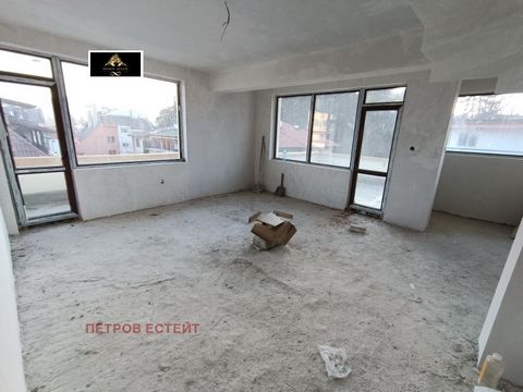 Nous vous proposons un appartement de 2 chambres à coucher sur deux étages dans l’idéal de Velingrad. Le bâtiment est situé dans la rue commerçante de la ville, et à proximité se trouvent des cafés, des restaurants, deux hôtels spa, des sentiers écol...