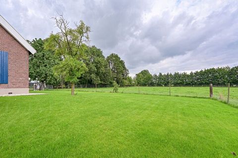 En De Heurne, en De Achterhoek, Gelderland, se encuentra esta atmosférica casa de campo adosada para un total de 4 personas. Tiene un interior bien cuidado y un bonito jardín para disfrutar del aire fresco. En los alrededores se puede pasear por el B...