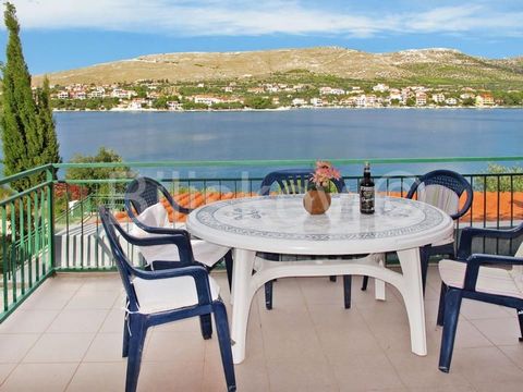 Šibenik, surroundings (approx. 20 km) - first row to the sea, 10 m from the beach, detached house with a gross area of 235 m2 on two floors on a plot of 500 m2. Unique location, about 10 m from the sea and a pebble beach. On the ground floor there is...