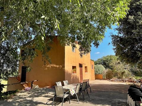 Villa located in the area of Bítem. At 10 minutes from the centre of Tortosa. It consists of a land surface of 11.286,00m2. Where we find a big construction of 3 floors with a surface of 170m2. On the ground floor we find the storage rooms of the bui...